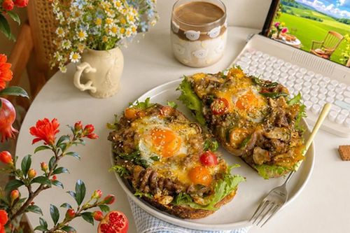 Bữa brunch cuối tuần 'chuẩn tiệm' tại nhà: Bánh mì kẹp bò xào rau củ phô mai chảy, làm 15 phút mà ngon hết sảy