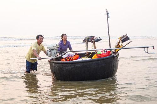 Mưu sinh trên thuyền thúng
