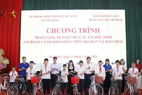 Trao tặng xe đạp, nâng bước trẻ em nghèo tới trường