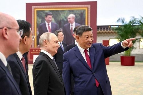 Đến Bắc Kinh, ông Putin 'ngoại giao áo khoác', ông Trump kể chuyện