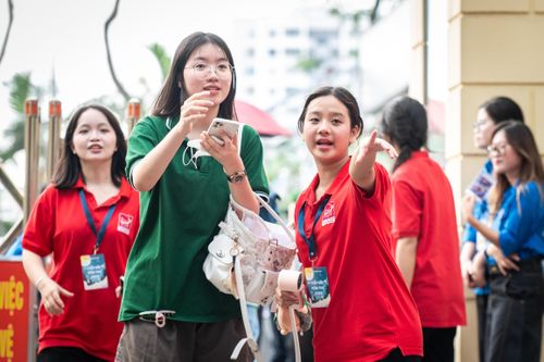 Hơn 6.000 thí sinh đổ về hai trường chuyên, đường Nguyễn Trãi ùn ứ