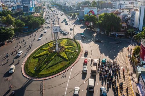 Giao thông ngày đầu lắp đèn tín hiệu tại vòng xoay Điện Biên Phủ