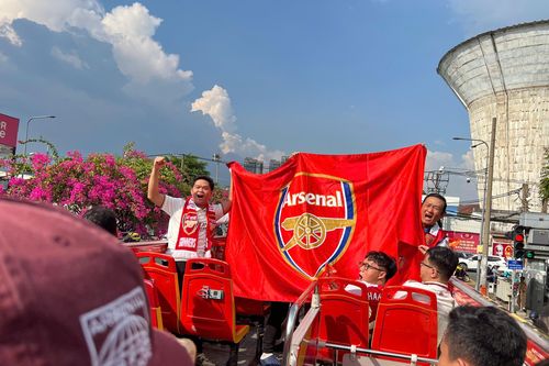 CĐV Arsenal mở hội ăn mừng tại Việt Nam