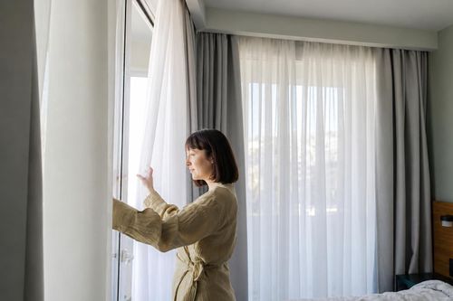 Vì sao kéo rèm ngay khi nhận phòng khách sạn?