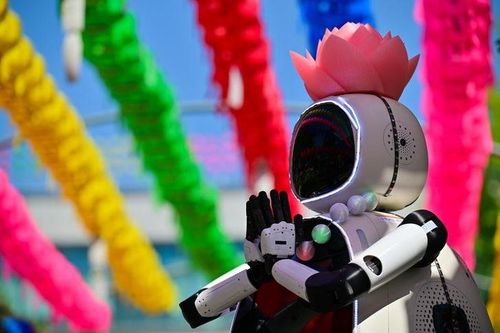 Nhà sư robot ở Hàn Quốc biết giảng đạo và an ủi con người