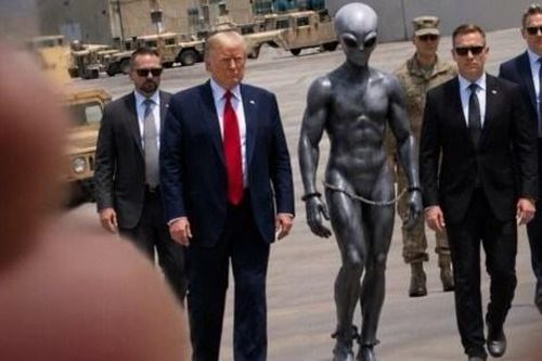 Sau hồ sơ UFO của Bộ Chiến tranh Mỹ, ông Trump bất ngờ đăng ảnh 'người ngoài hành tinh': Thực hư ra sao?