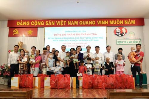 Phó Thủ tướng Phạm Thị Thanh Trà thăm bệnh nhi ung thư tại Bệnh viện Nhi đồng 2