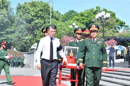 Thủ tướng Chính phủ Lê Minh Hưng dự lễ truy điệu và an táng hài cốt liệt sĩ tại Nghĩa trang Liệt sĩ Quốc gia đường 9, Quảng Trị