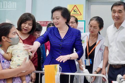 Phó Thủ tướng Phạm Thị Thanh Trà thăm bệnh nhi ung thư tại Bệnh viện Nhi đồng 2