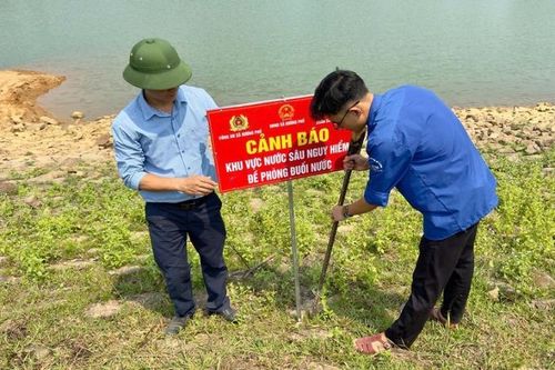 Hai nam sinh đuối nước thương tâm