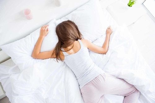Nằm sấp khi ngủ- nhiều bất lợi cho hệ cơ xương khớp, hô hấp