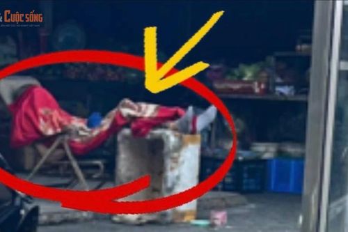 Bác tài xe ôm tử vong trên ghế bố ven đường