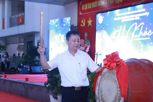 Lời chia tay xúc động của thầy Hiệu trưởng với học trò lớp 12