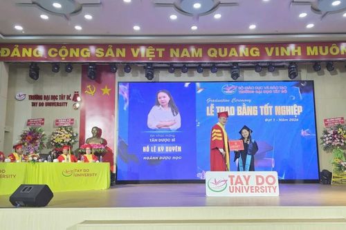 Trường ĐH Tây Đô trao bằng tốt nghiệp cho 618 tân khoa