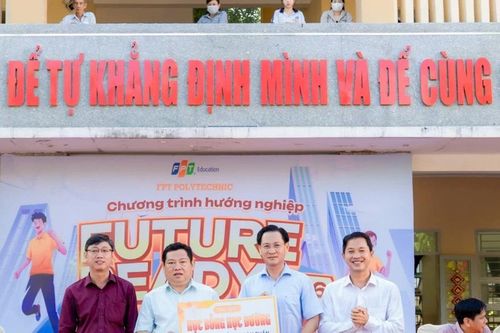 Trao học bổng 180 triệu đồng cho học sinh khó khăn ở Cần Thơ