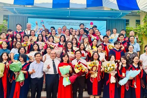 Học sinh 12 xúc động tri ân cha mẹ, thầy cô ngày trưởng thành