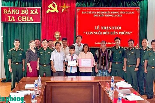 Trung tướng Vũ Trung Kiên nhận đỡ đầu học sinh có hoàn cảnh khó khăn vùng biên Ia Chia