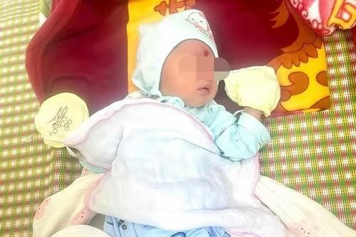 Bé trai sơ sinh bị bỏ trước cổng chùa ở Bắc Ninh, kèm thư nhờ cưu mang