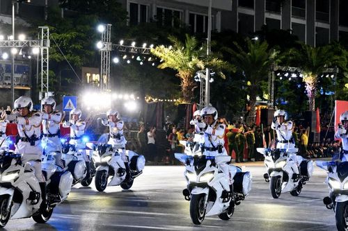 Hình ảnh ấn tượng của cảnh vệ vừa lái mô tô vừa bắn súng
