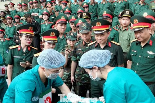 Xem học viên quân y vượt cầu độc mộc, cõng thương binh về đích