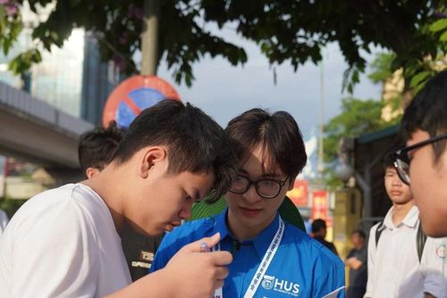 Gần 6.000 thí sinh tranh suất lớp 10 tại hai trường chuyên đầu tiên tổ chức thi