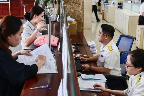 Đột ngột làm sếp ở 4 công ty, bị tạm hoãn xuất cảnh vì dính nợ thuế