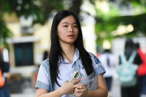 Những thí sinh đầu tiên bước vào kỳ thi lớp 10 ở Hà Nội, TPHCM năm 2026