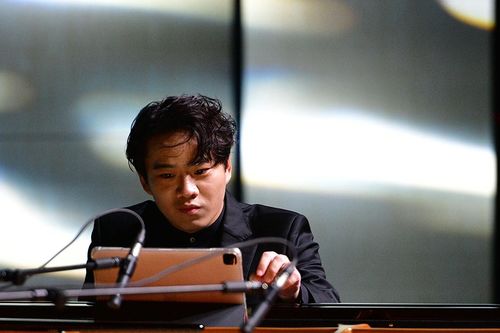 Tài năng piano trẻ Nguyễn Việt Trung thăng hoa cùng nghệ sĩ dương cầm kỳ cựu