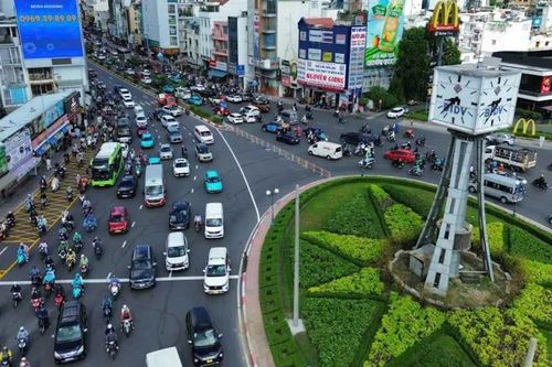 Ngày đầu đổi cách đi tại 'vòng xoay ám ảnh' ở TPHCM, hàng loạt tài xế bỡ ngỡ