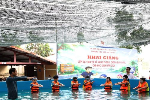 Một trường tiểu học tổ chức dạy bơi cho gần 300 học sinh