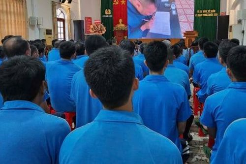 Lớp học xóa mù chữ 'đặc biệt' ở Hải Phòng