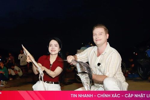 Ca sĩ Kyo York thích thú với các trải nghiệm tại biển Thiên Cầm