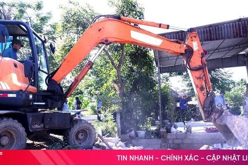 Ra quân hỗ trợ người dân bàn giao mặt bằng dự án đường vành đai phía Đông