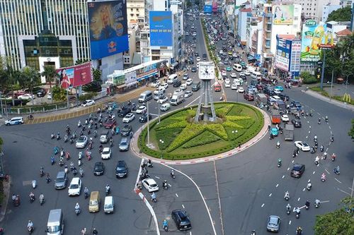 Người dân lúng túng ngày đầu phân luồng mới ở vòng xoay Điện Biên Phủ