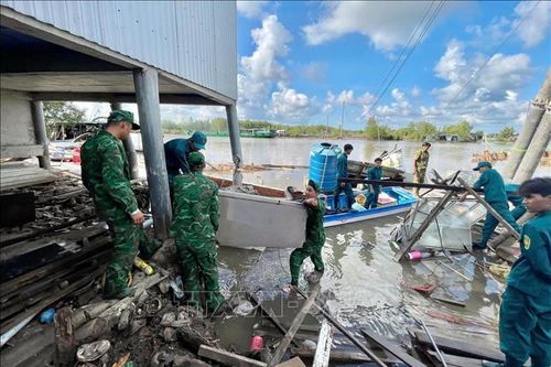 Khắc phục sạt lở chìm 2 căn nhà dân tại xã Đất Mới, Cà Mau