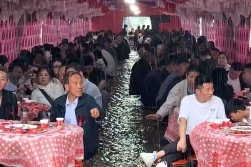 Mưa lớn khiến đám cưới ngập nước lênh láng, khách mời vẫn bình thản ngồi ăn