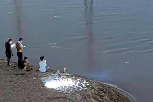 2 học sinh lớp 8 tử vong khi tắm sông Hồng