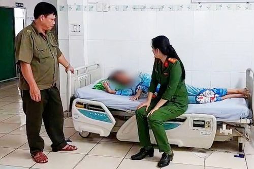 Bé gái phải nhập viện tâm thần vì không ngủ, sử dụng điện thoại liên tục