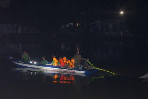 'Những người ăn cơm nhà, lo cho hàng xóm'