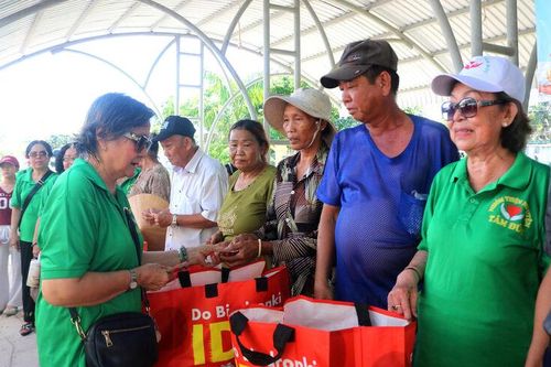 Trao 200 phần quà cho các gia đình khó khăn phường Tịnh Biên