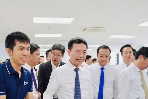 Chinh phục bầu trời với drone