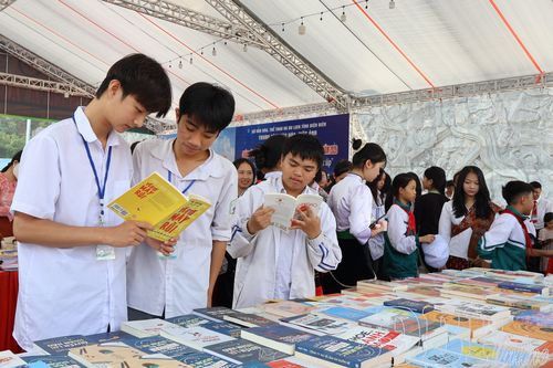 Điện thoại thành 'người giữ trẻ': Nhiều hệ lụy khó lường