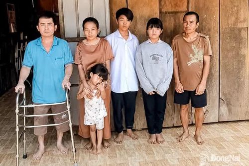 Nguy cơ tàn phế của người đàn ông gánh trên vai 5 mảnh đời yếu thế