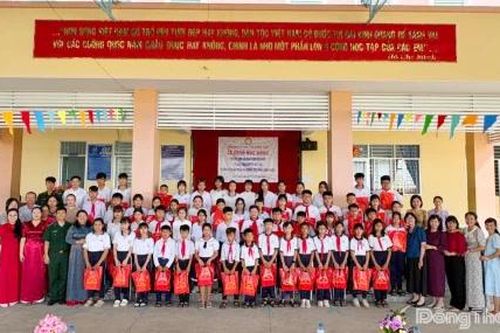 Trao học bổng cho học sinh có hoàn cảnh khó khăn tại xã Gia Thuận