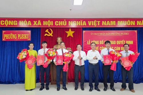 Phường Pleiku công bố và trao các quyết định về công tác cán bộ