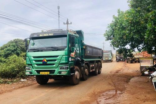 Bất an vì xe chở vật liệu lưu thông trên đường dân sinh
