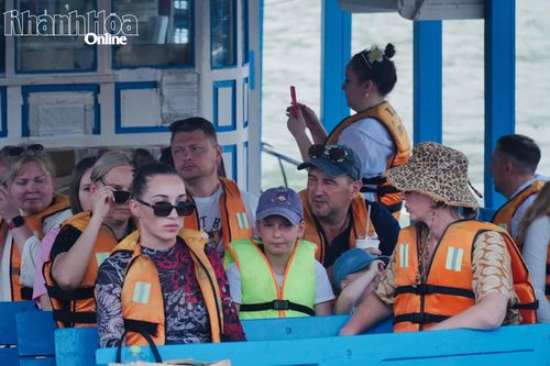 'Đỏ mắt' tìm hướng dẫn viên tiếng Nga, Hàn Quốc