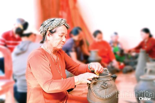 Giữ gìn, phát huy di sản gốm Chăm