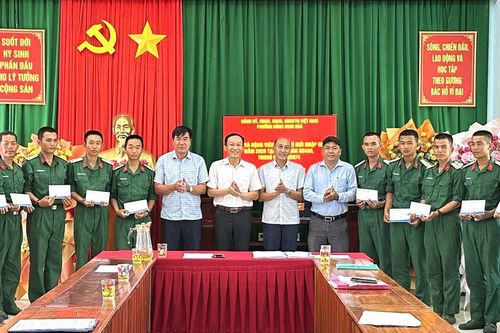 Lãnh đạo phường Đông Ninh Hòa thăm, động viên chiến sĩ mới năm 2026