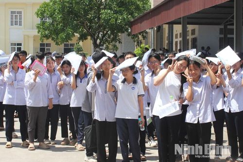 Sáng nay gần 52.000 thí sinh Ninh Bình dự thi môn Ngữ văn Kỳ thi vào lớp 10
